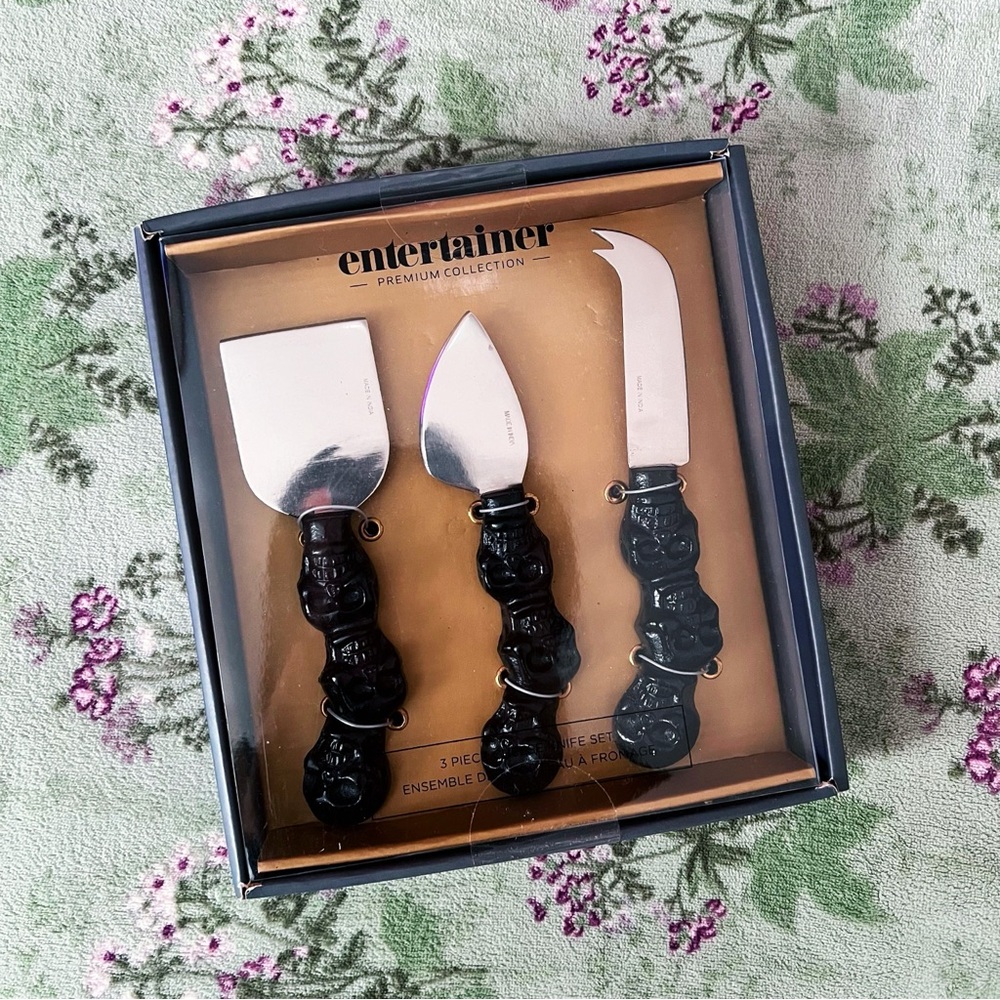 Halloween 3 Piece Skull Cheese Knife Set - Charcuterie Board